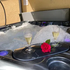 Hébergement de vacances Des Combes Blanches Avec Piscine Et Jacuzzi